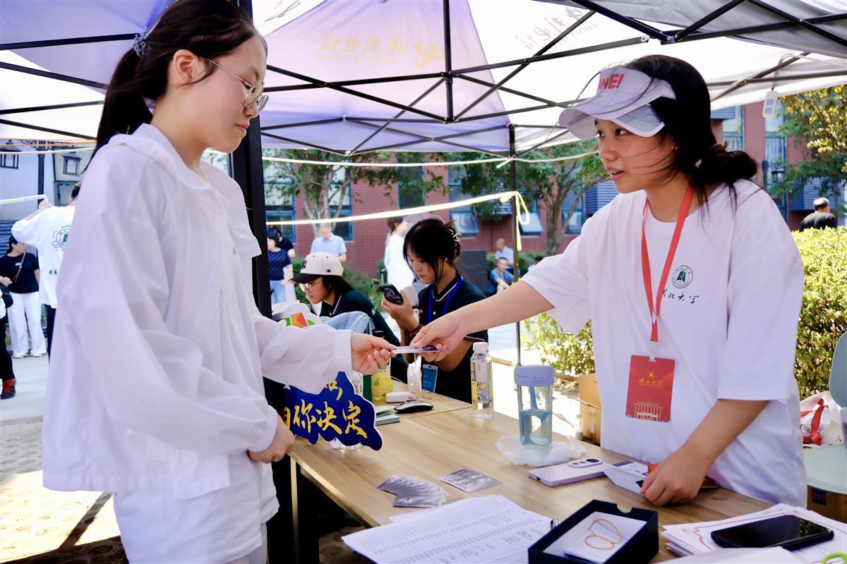 图为旅游学院迎新现场。（通讯员 柯贤翼 摄）.jpg