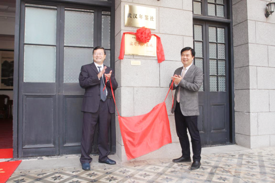 王筱武代表武汉志办对湖北大学历史文化学院党委书记刘明达一行表示