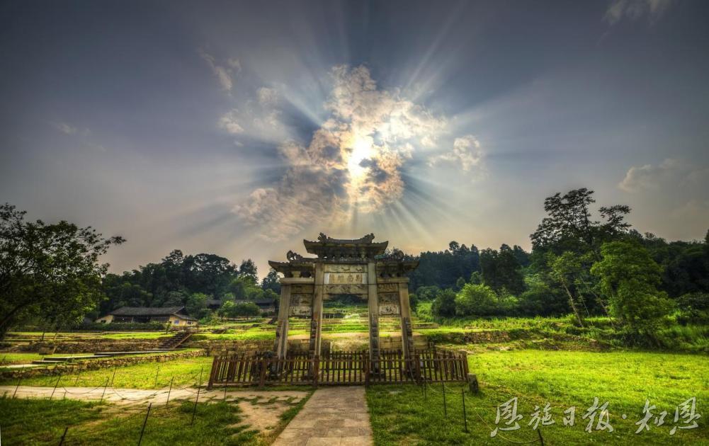 “荆南雄镇”石牌坊